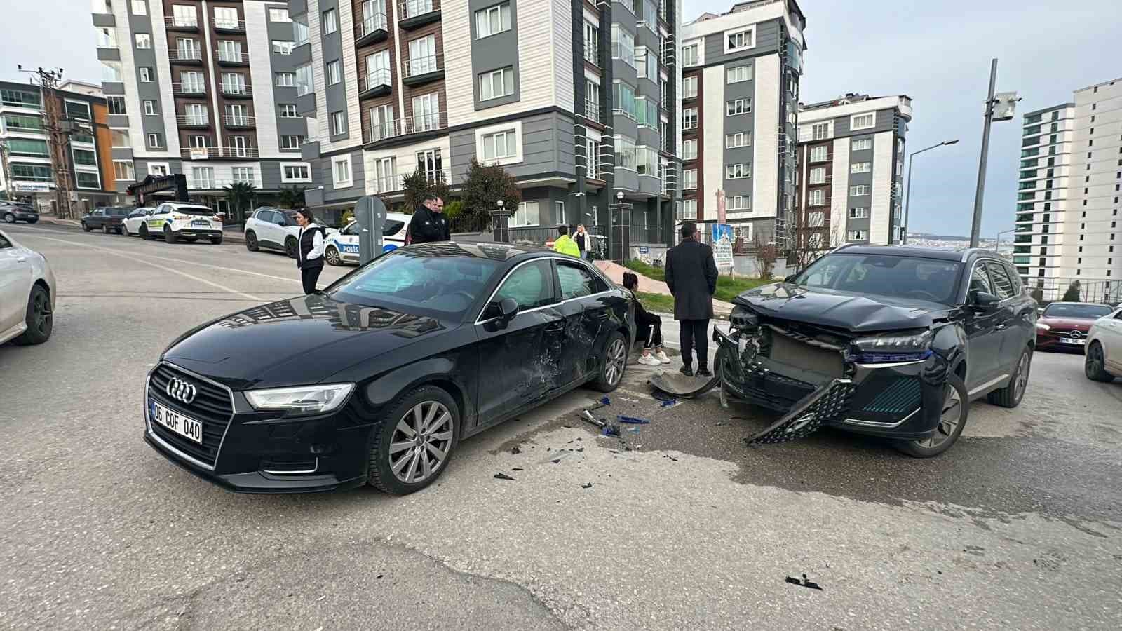 Samsun’da SUV ile otomobil çarpıştı