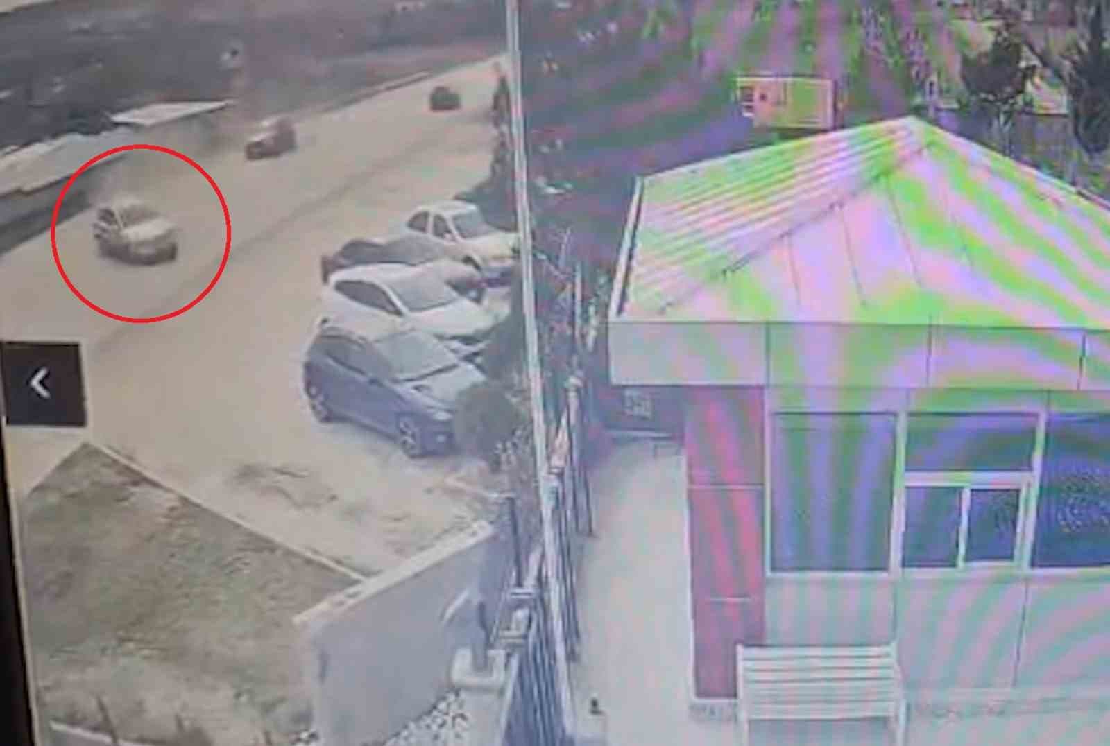 Trafikte korku dolu anlar kamerada: Otomobil böyle savruldu