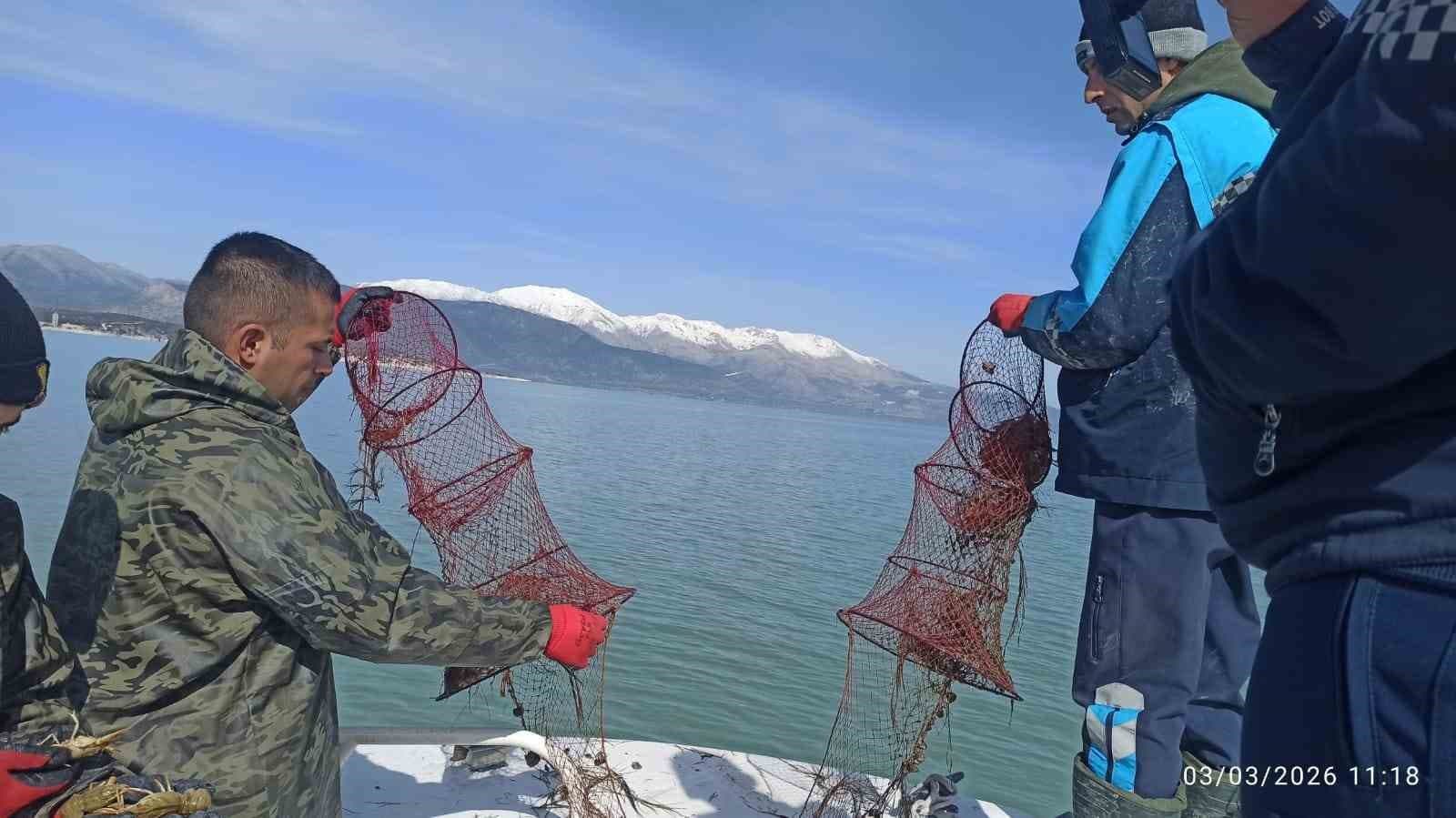Eğirdir Gölü’nde kaçak pinterlere el konuldu, kerevitler göle bırakıldı