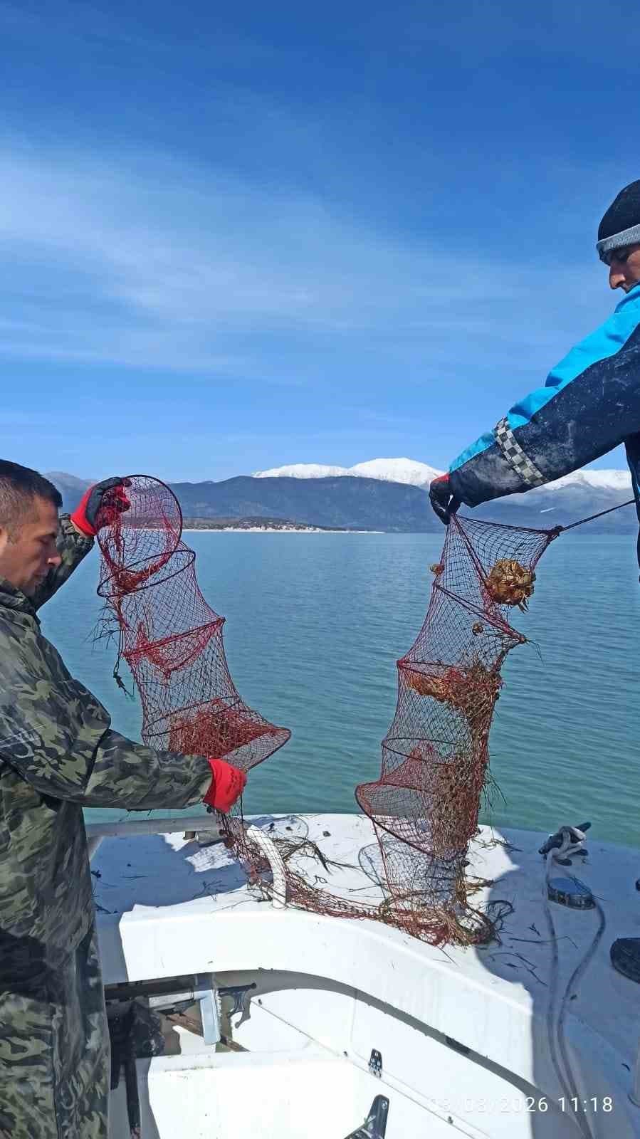 Eğirdir Gölü’nde kaçak pinterlere el konuldu, kerevitler göle bırakıldı