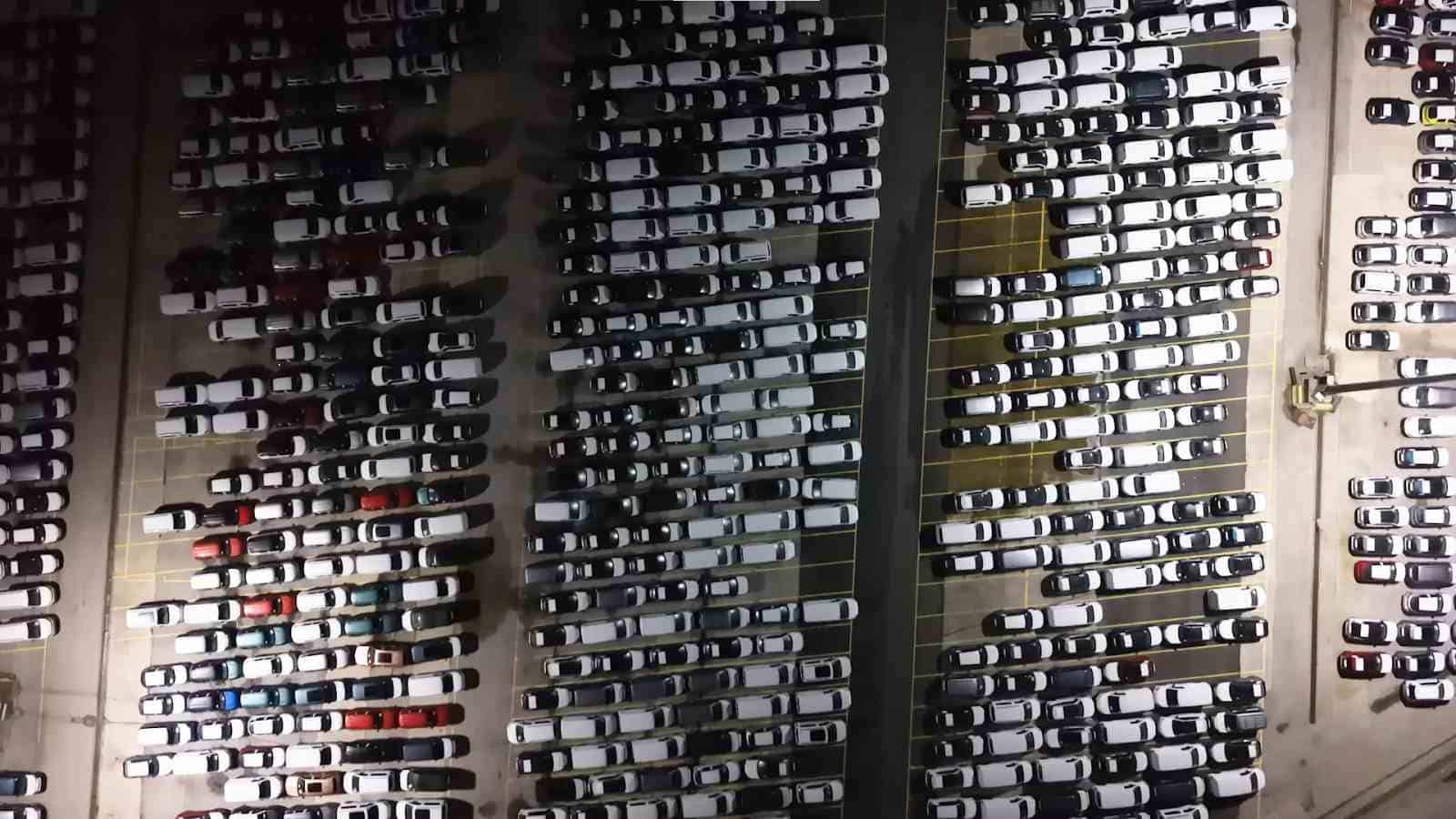 Haydarpaşa Limanı’nda gece mesaisi: 2026 model araçlar limana indirildi