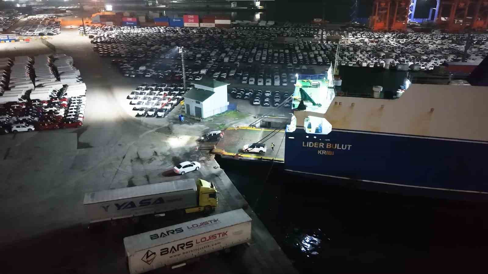 Haydarpaşa Limanı’nda gece mesaisi: 2026 model araçlar limana indirildi