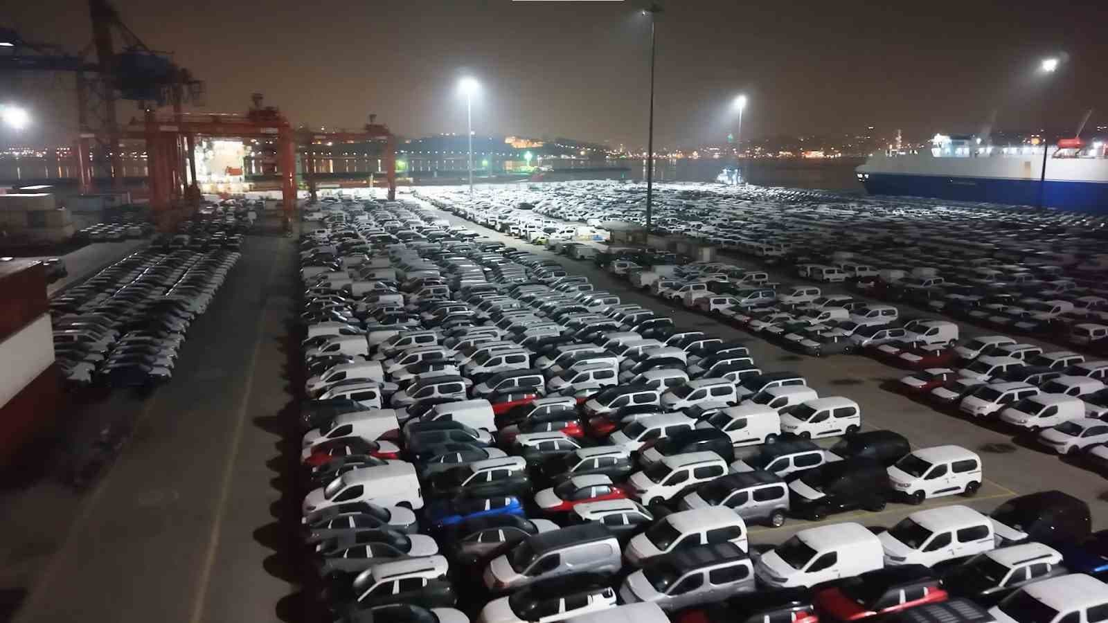 Haydarpaşa Limanı’nda gece mesaisi: 2026 model araçlar limana indirildi