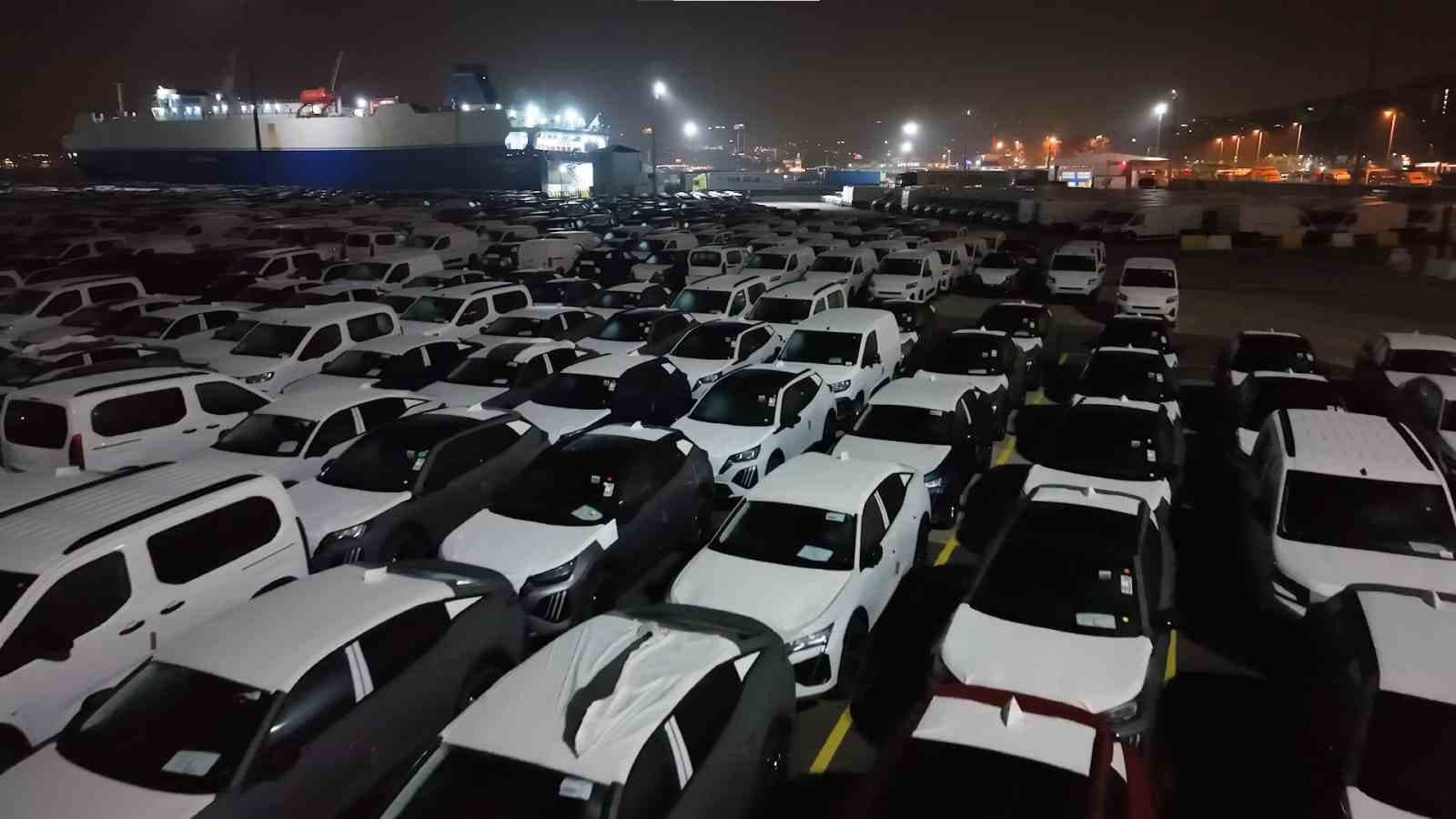 Haydarpaşa Limanı’nda gece mesaisi: 2026 model araçlar limana indirildi