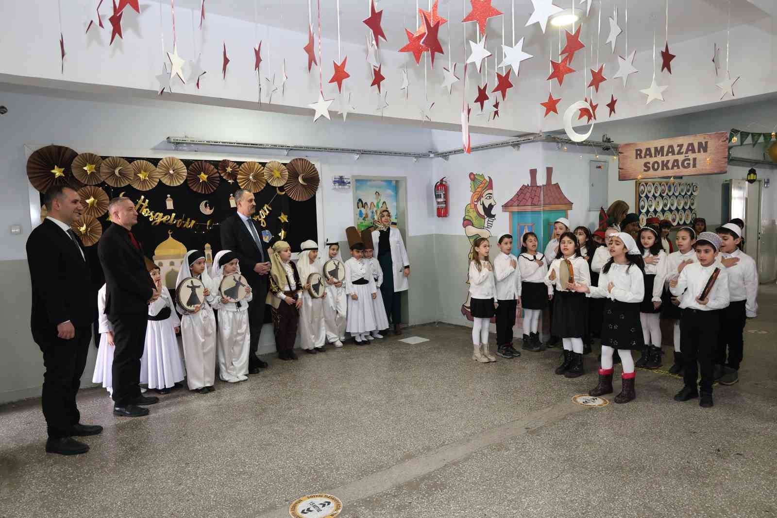 Ağrı Valisi Bozkurt, Ramazan etkinliklerinde öğrencilerle bir araya geldi