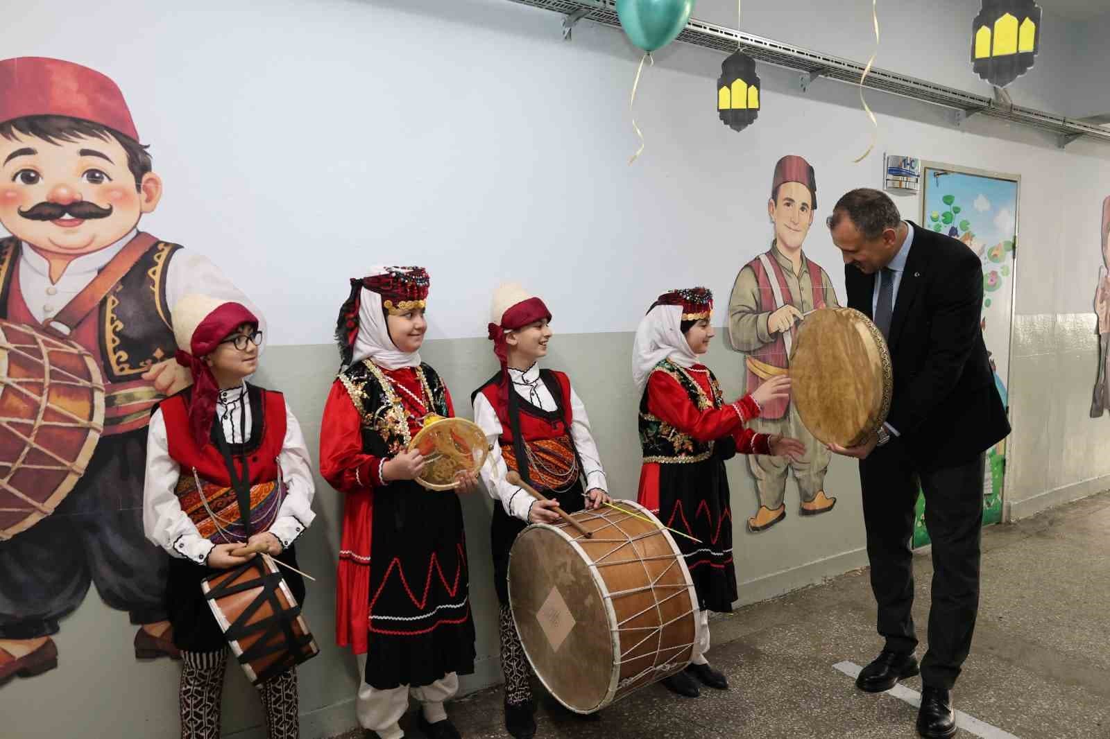 Ağrı Valisi Bozkurt, Ramazan etkinliklerinde öğrencilerle bir araya geldi