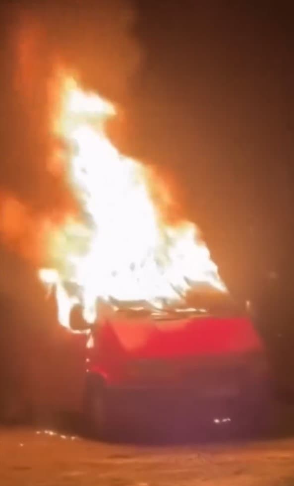 Park halindeki minibüs alevlere teslim oldu