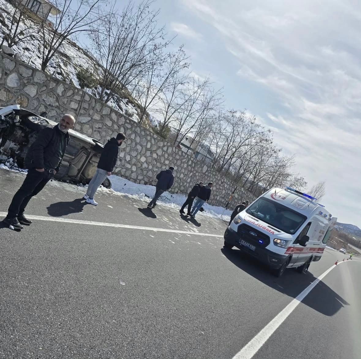 İstinat duvarına çarpan otomobil devrildi: 5 yaralı