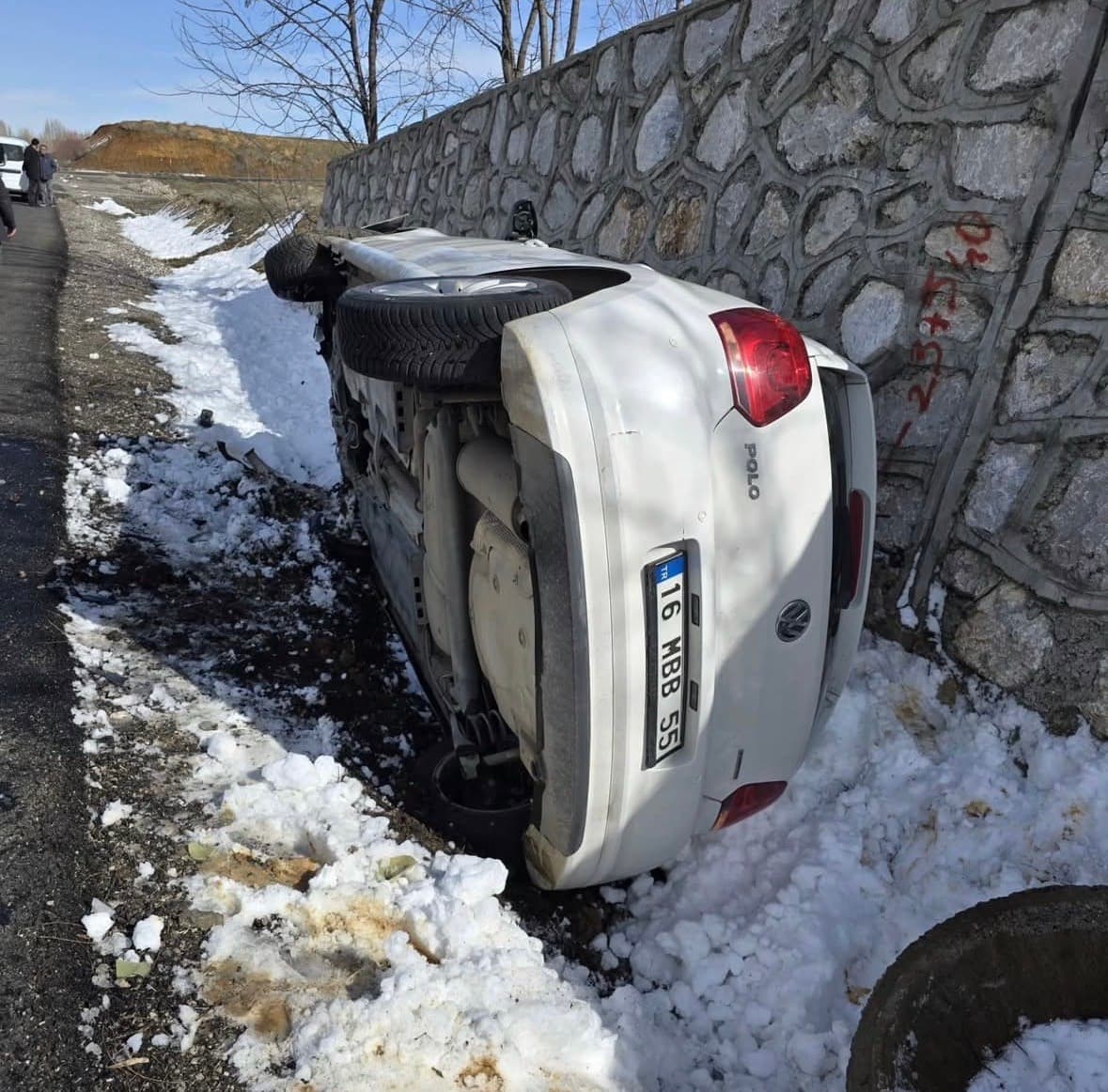 İstinat duvarına çarpan otomobil devrildi: 5 yaralı
