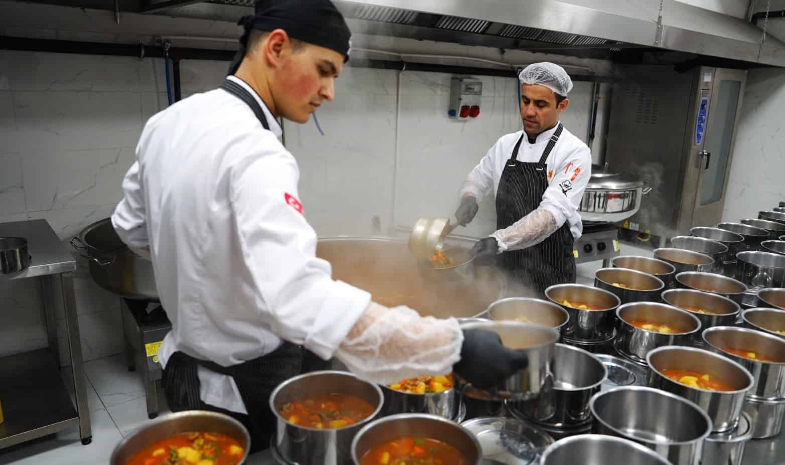 Sultanbeyli’de Ramazan dayanışması: İyilik mutfağı kapı kapı hizmet veriyor