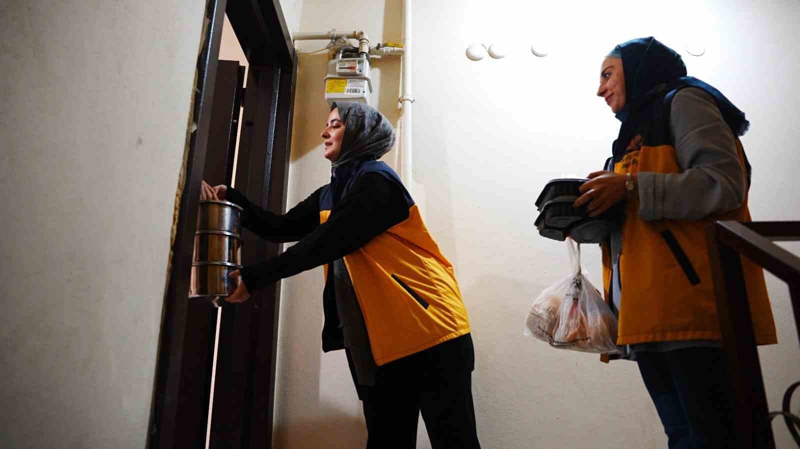 Sultanbeyli’de Ramazan dayanışması: İyilik mutfağı kapı kapı hizmet veriyor