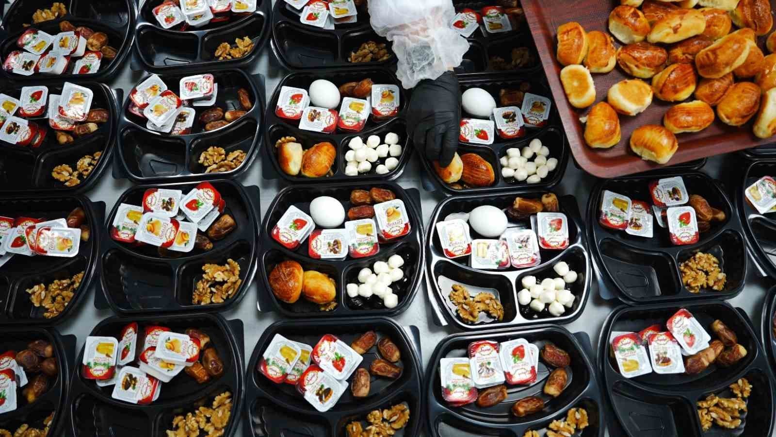 Sultanbeyli’de Ramazan dayanışması: İyilik mutfağı kapı kapı hizmet veriyor