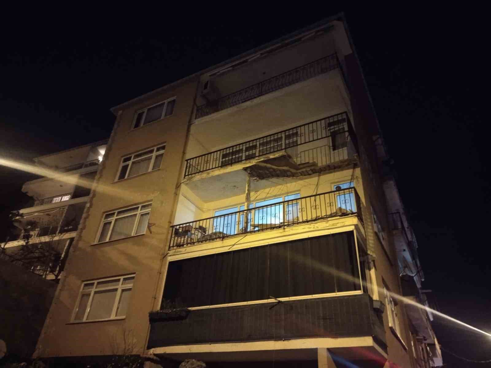 Üsküdar’da binanın balkonunda kısmi çökme meydana geldi
