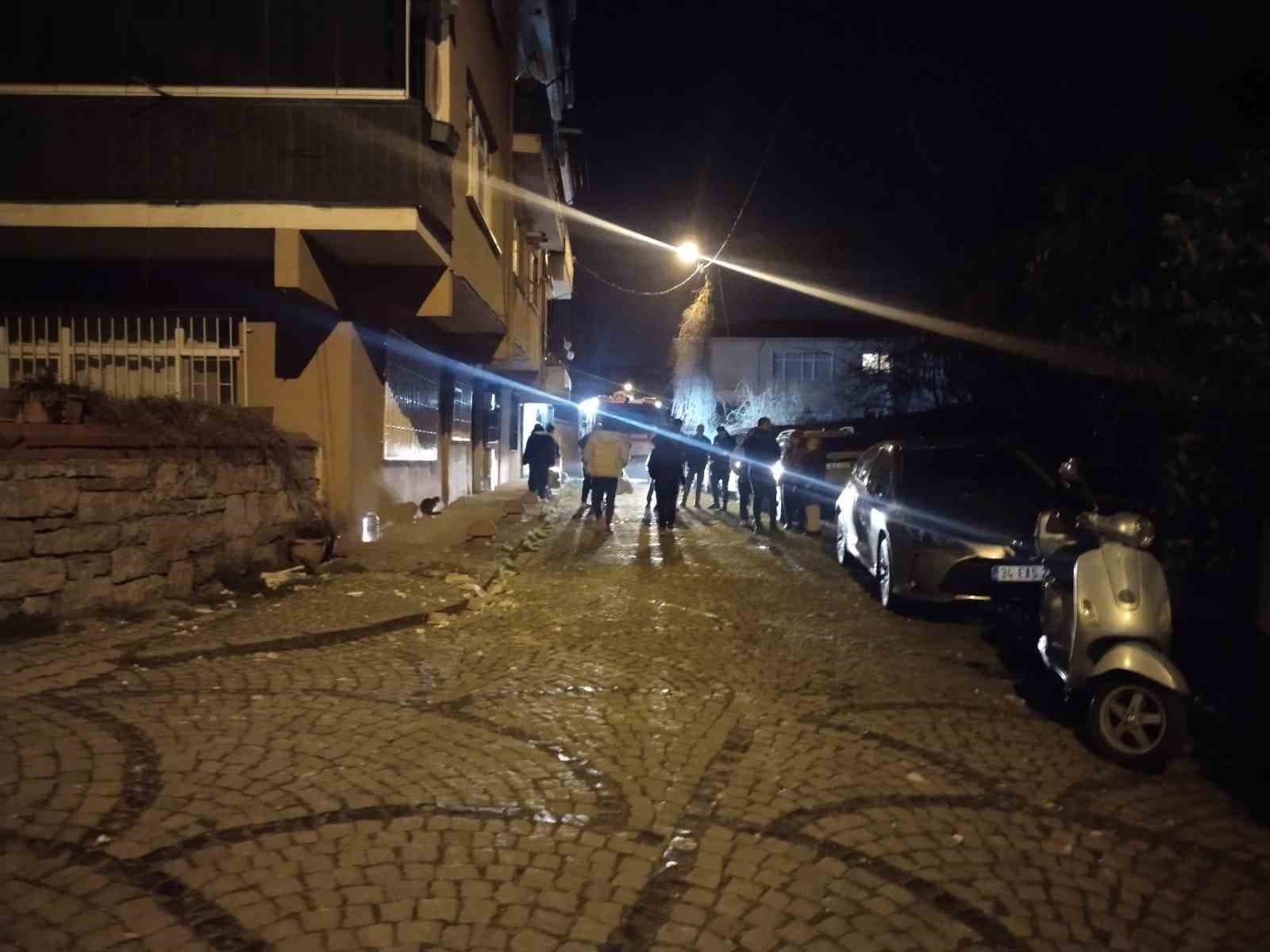 Üsküdar’da binanın balkonunda kısmi çökme meydana geldi