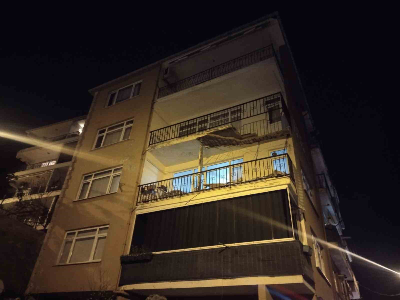 Üsküdar’da binanın balkonunda kısmi çökme meydana geldi