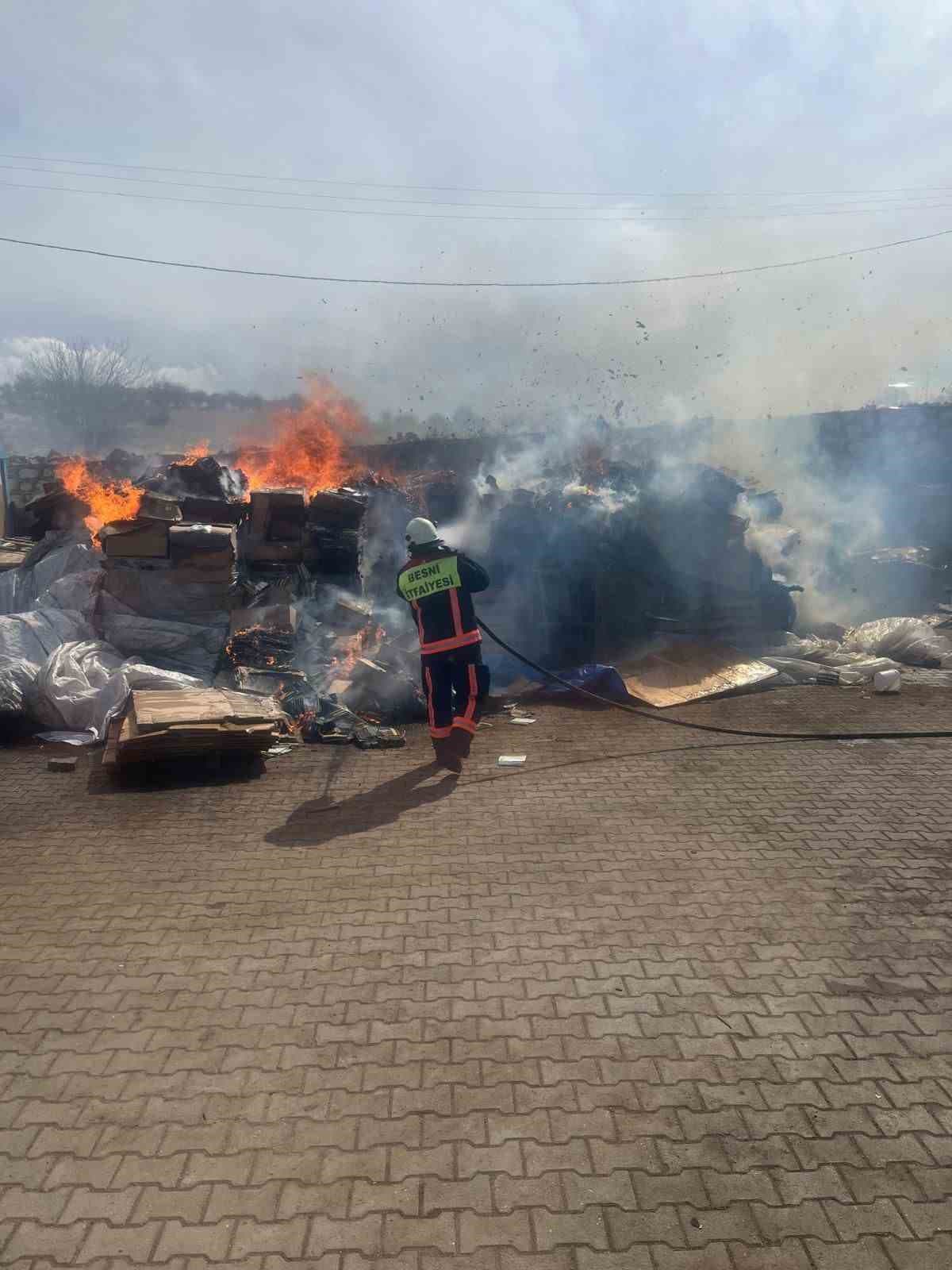 Besni’de tütün fabrikasında korkutan yangın