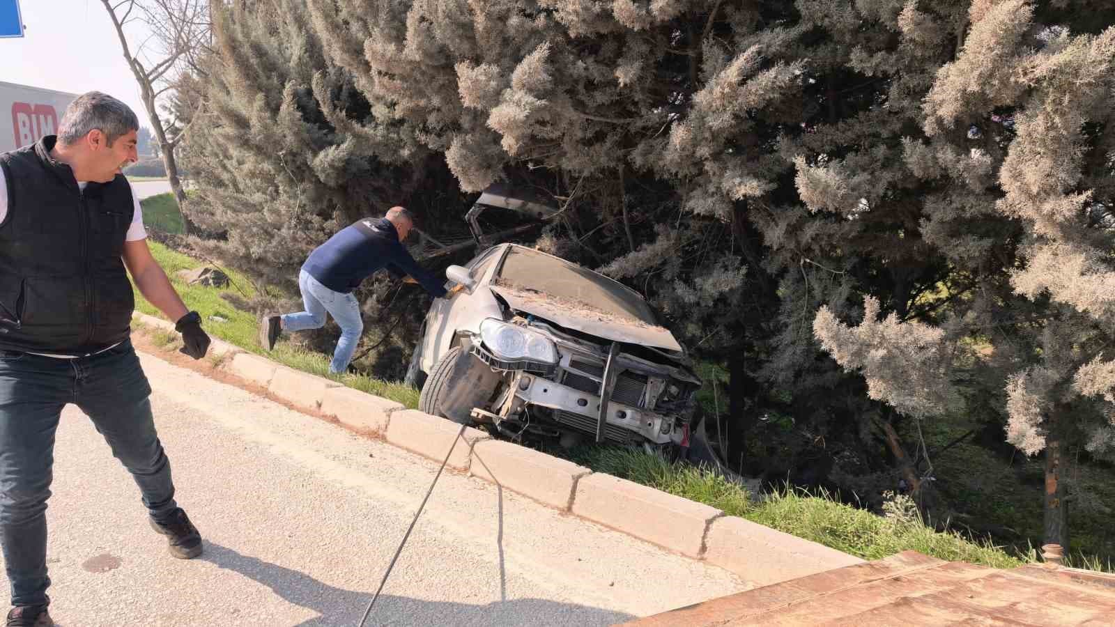 Bursa’da kontrolden çıkan otomobil ağaçlık alana uçtu, 1 yaralandı