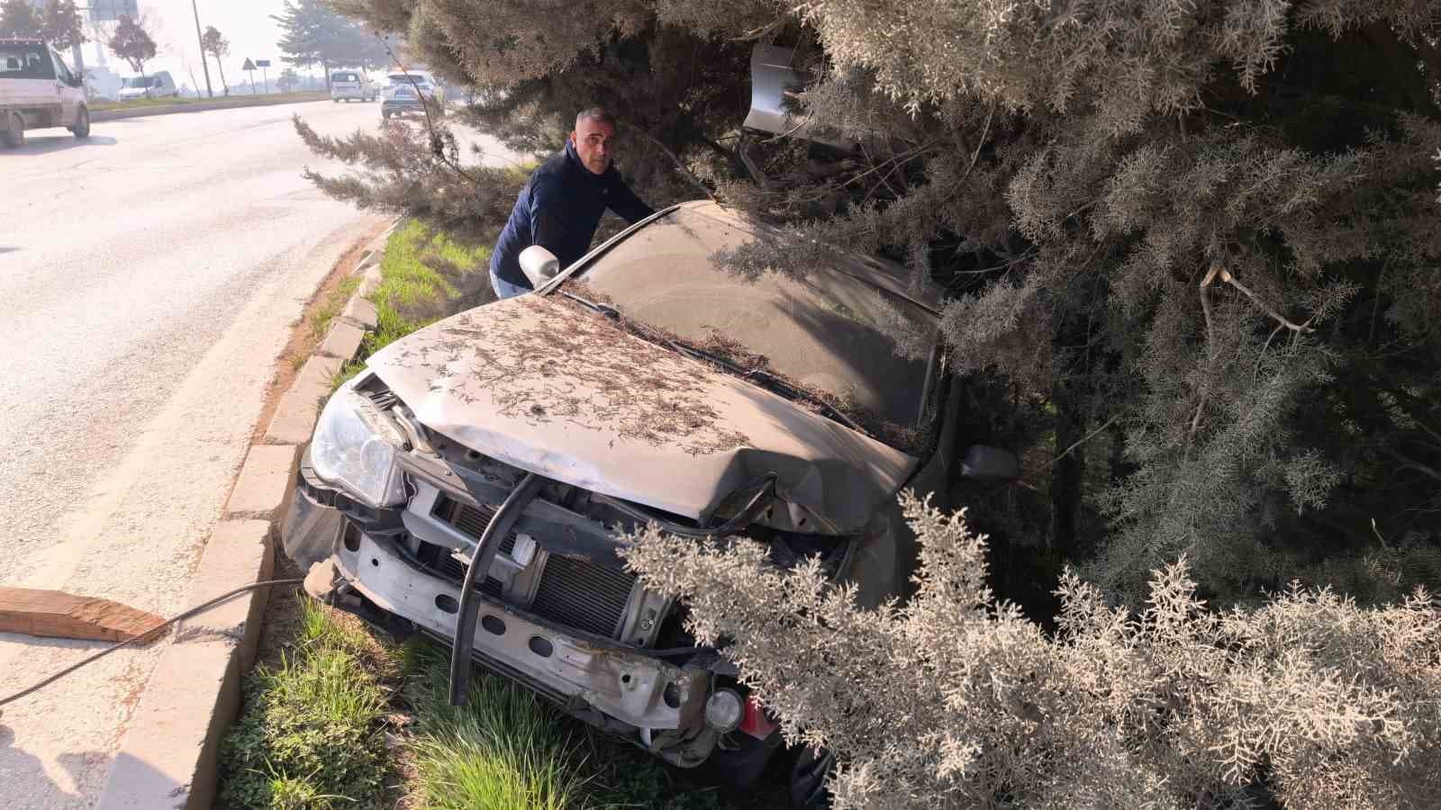 Bursa’da kontrolden çıkan otomobil ağaçlık alana uçtu, 1 yaralandı