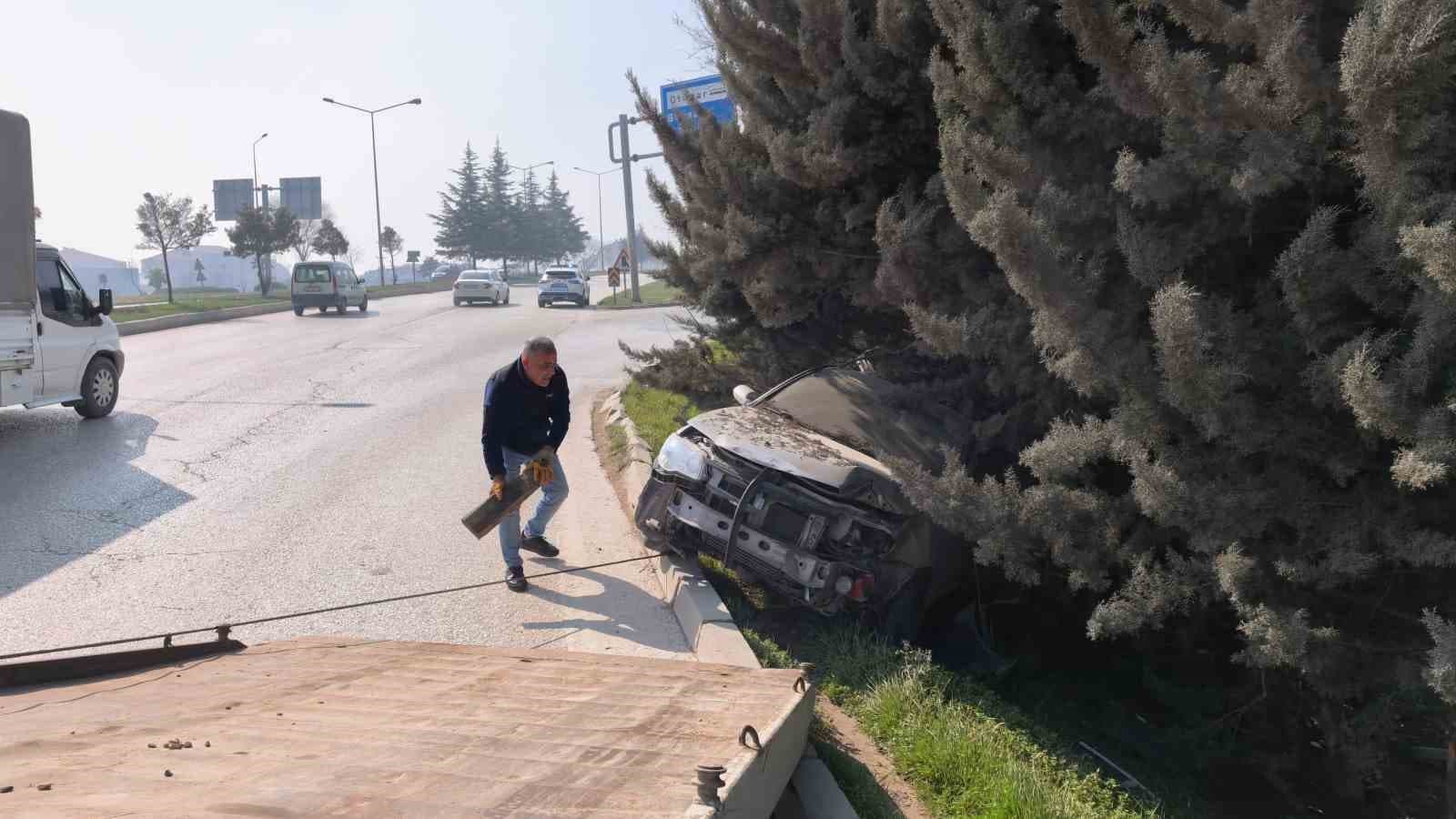 Bursa’da kontrolden çıkan otomobil ağaçlık alana uçtu, 1 yaralandı