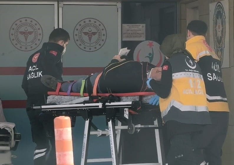 Bursa’da kontrolden çıkan otomobil ağaçlık alana uçtu, 1 yaralandı