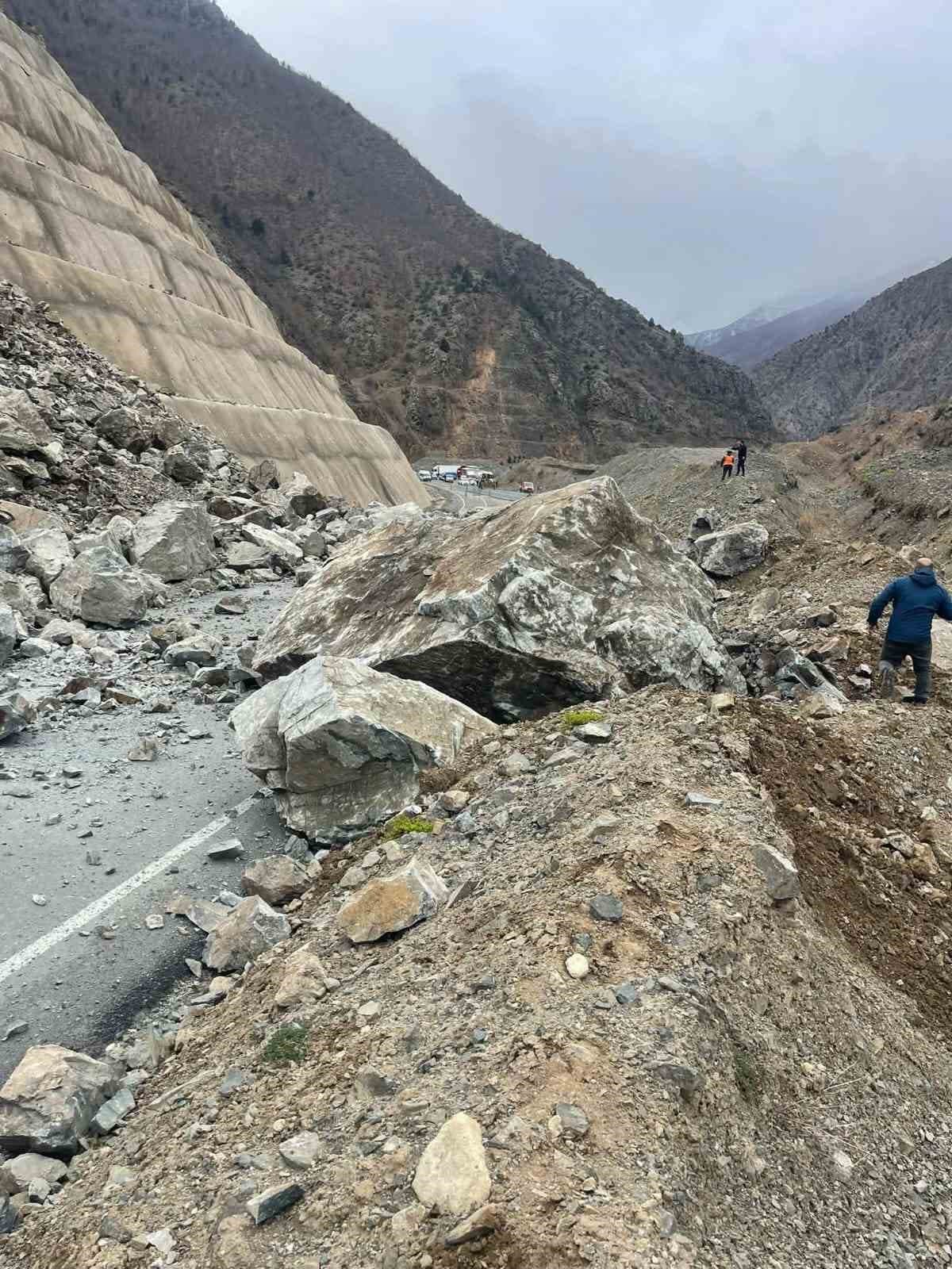 Artvin-Şavşat karayolunda heyelan