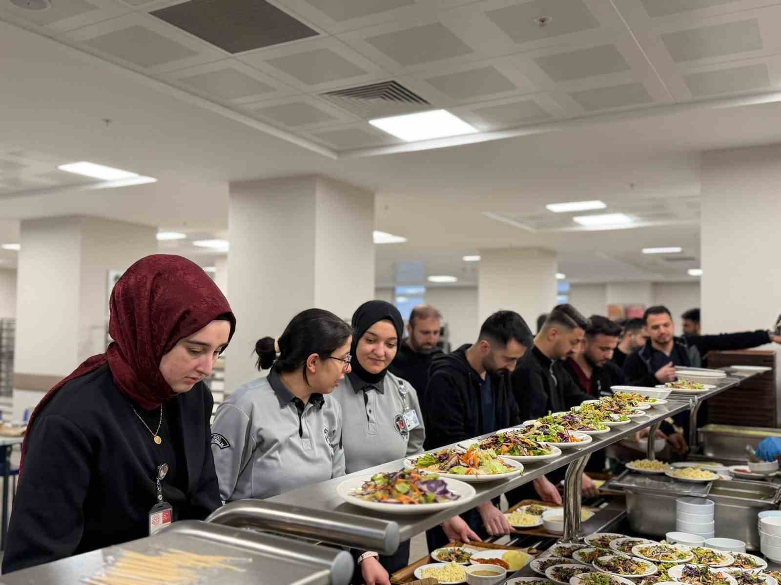 Mengücek Gazi Hastanesi’nde iftar programı düzenlendi
