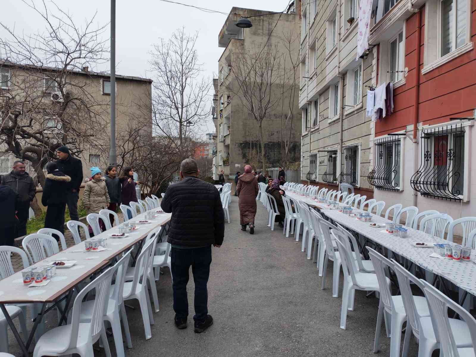 İstanbul’da komşuluk geleneğini sürdüren mahalle aynı sofrada 11’inci kez iftar yaptı