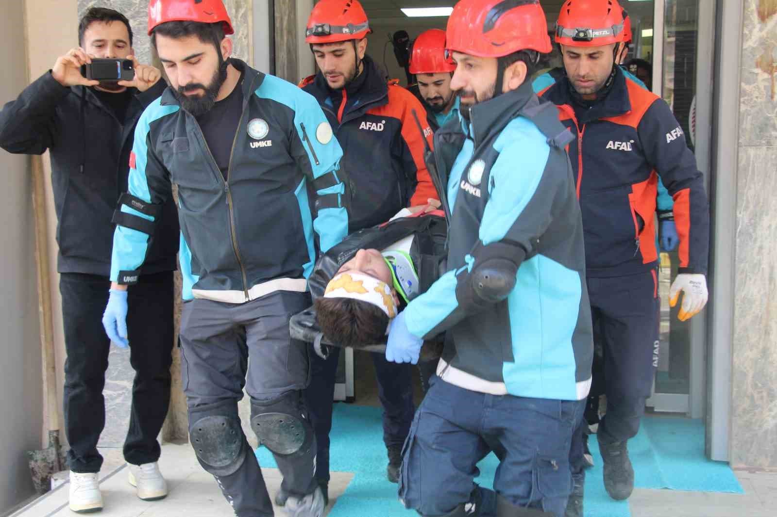 Şırnak’ta deprem tatbikatı gerçeğini aratmadı
