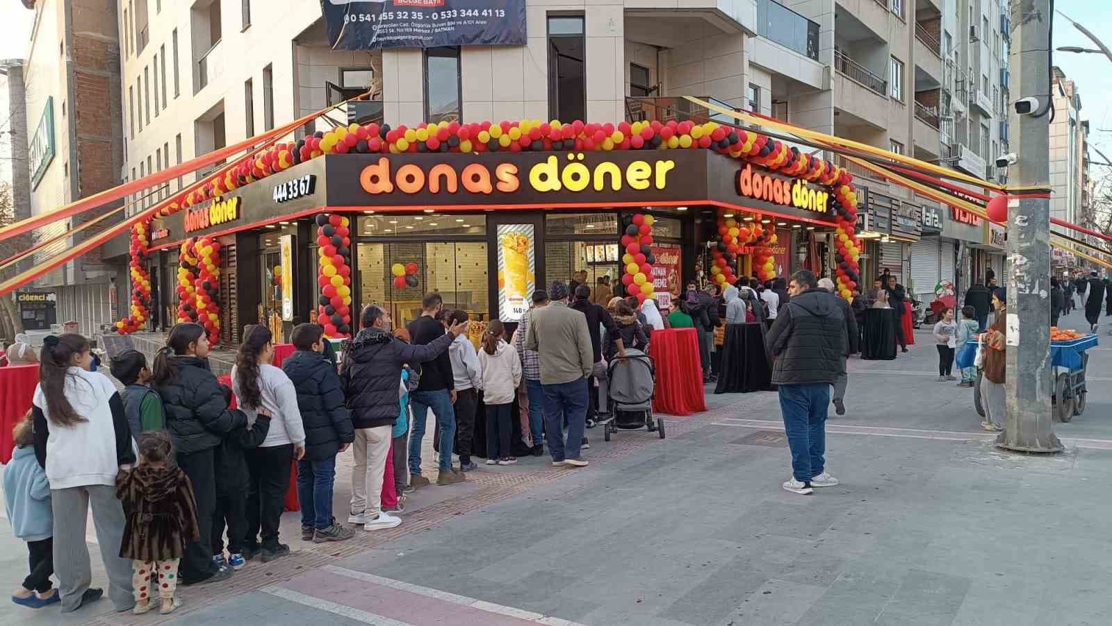 Batman’da yeni açılan dönerci, bin kişiye ücretsiz iftar dağıttı