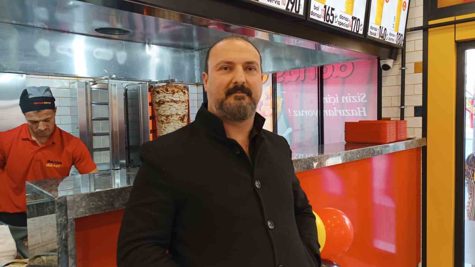 Batman’da yeni açılan dönerci, bin kişiye ücretsiz iftar dağıttı