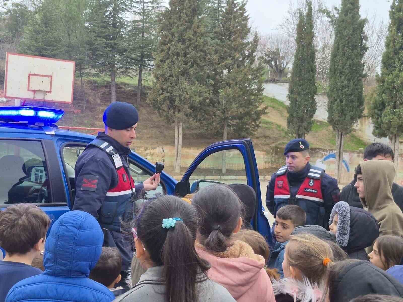 Bilecik’te bomba arama köpek unsurlarıyla tanıtım faaliyeti düzenlendi