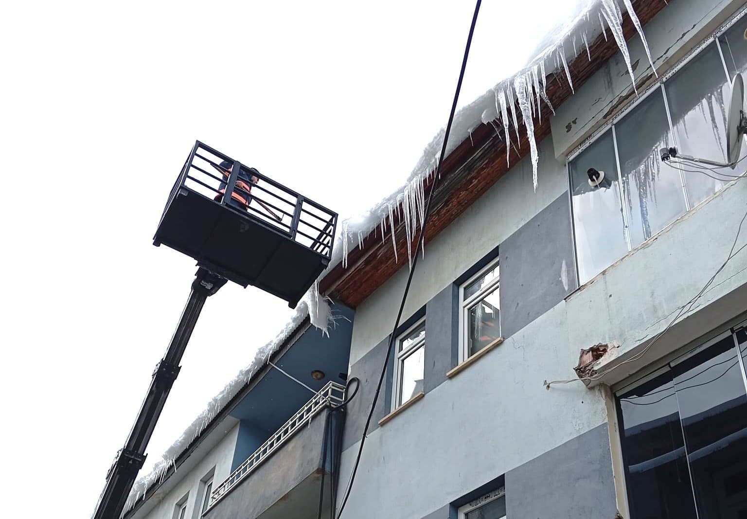 Bayburt’ta buz sarkıtları temizlendi