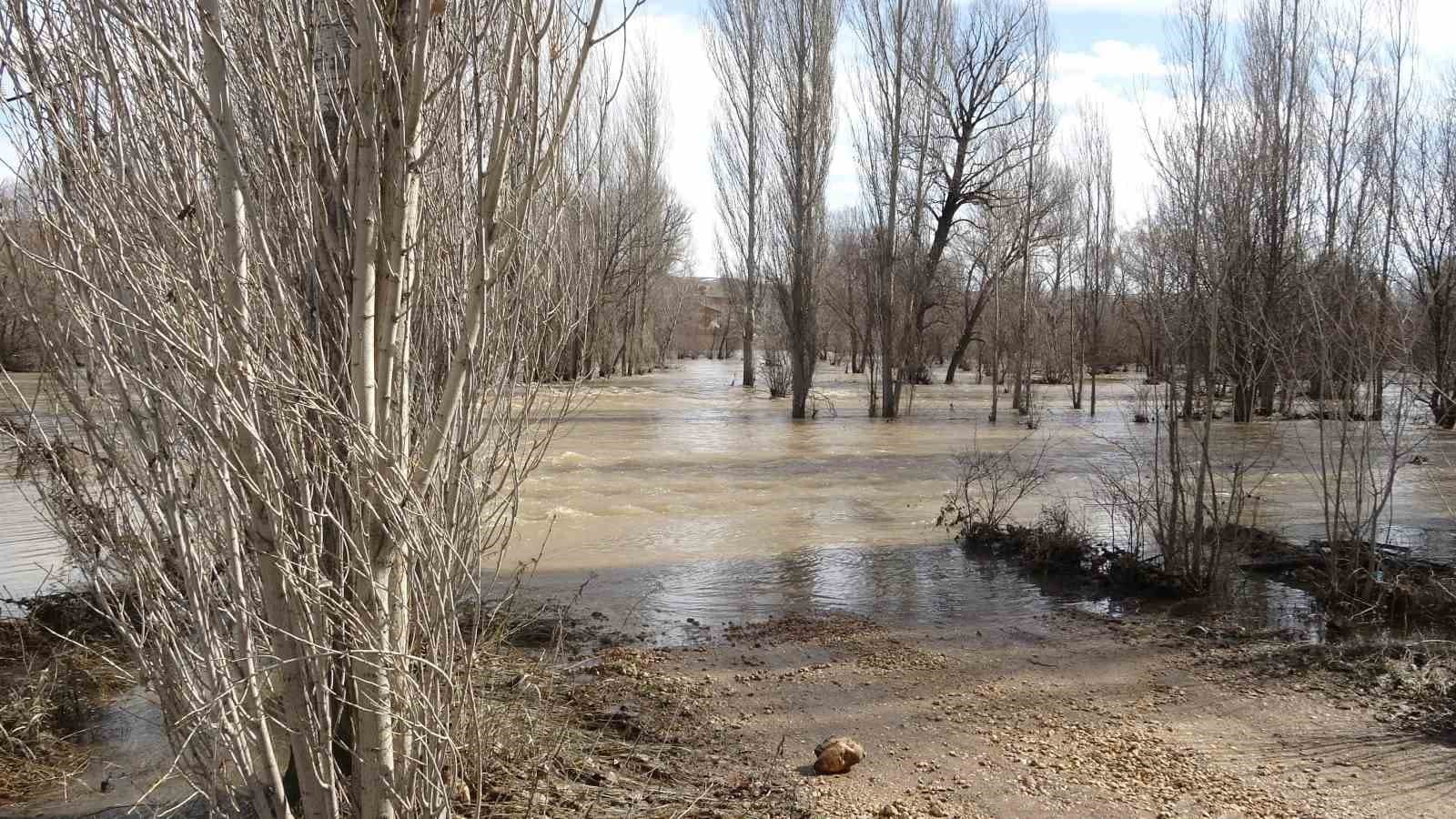 Yağan kar eridi, çiftçilerin yüzü güldü