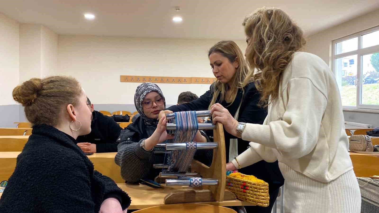 Üniversiteli öğrenciler geleneksel dokumayı yerinde öğrendi