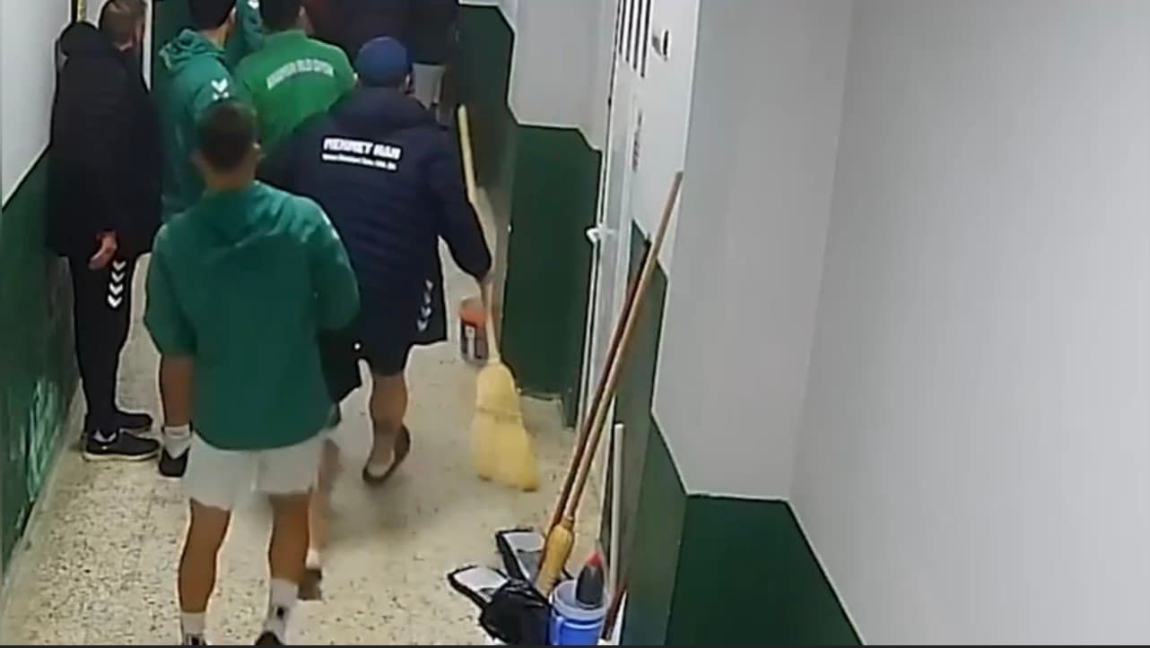 Maç öncesi ortalık karıştı: Futbolcular kramponlarla darbedildi