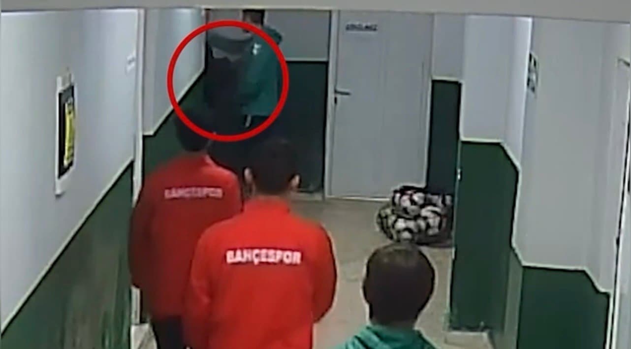 Maç öncesi ortalık karıştı: Futbolcular kramponlarla darbedildi