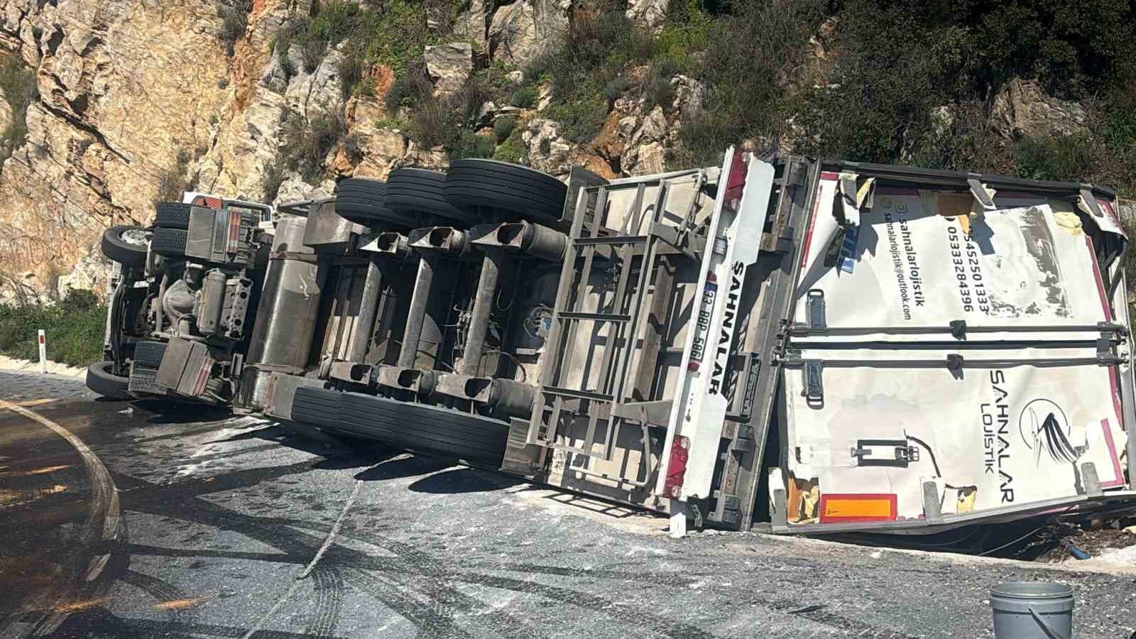 Gazipaşa’da muz yüklü tır devrildi