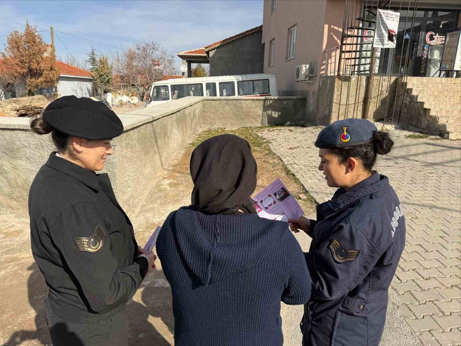 Jandarma vatandaşları kadına şiddetli mücadele konusunda bilgilendirdi