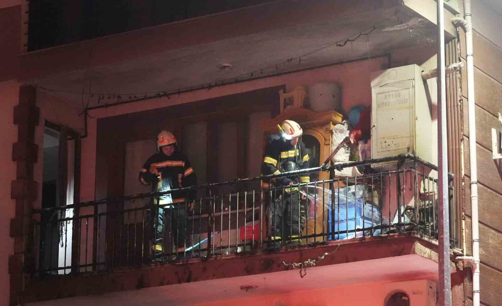 Balkondaki kombiden çıkan yangın mahalle sakinlerini korkuttu