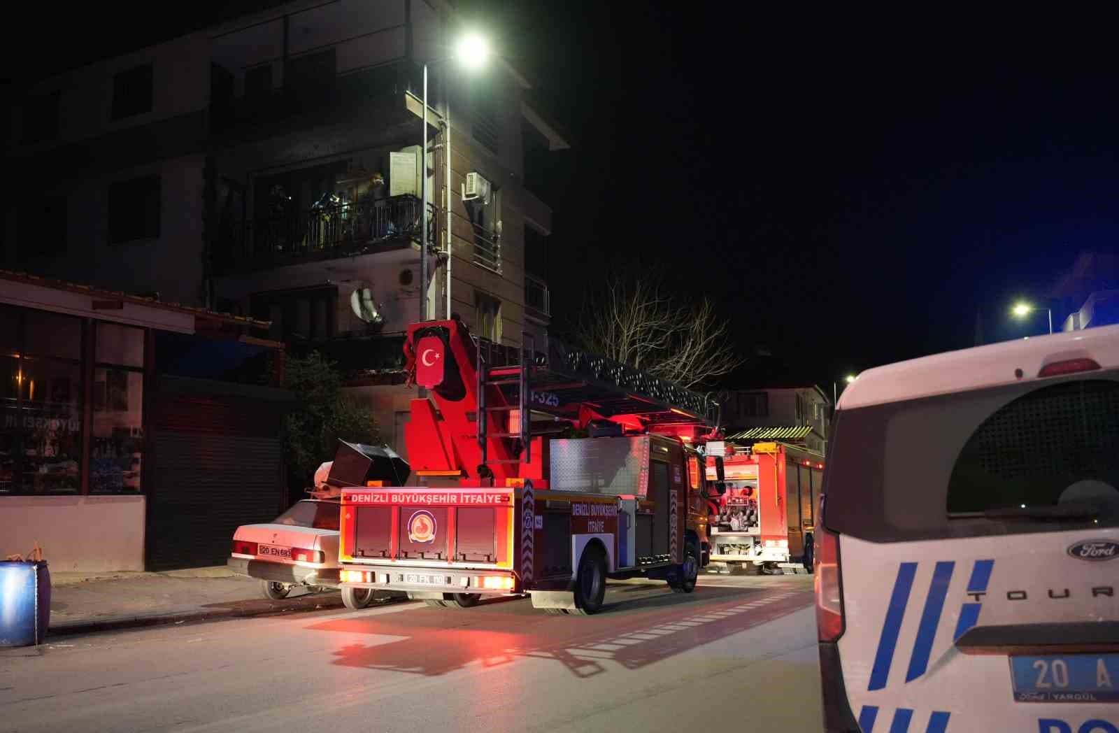 Balkondaki kombiden çıkan yangın mahalle sakinlerini korkuttu