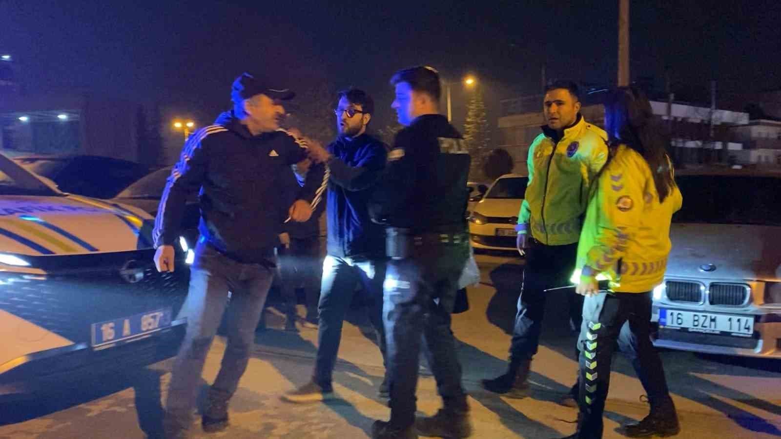 Babası kaputun üstünde oturup polise direndi… Yüksek sesle seyreden sürücünün aracı trafikten men edildi