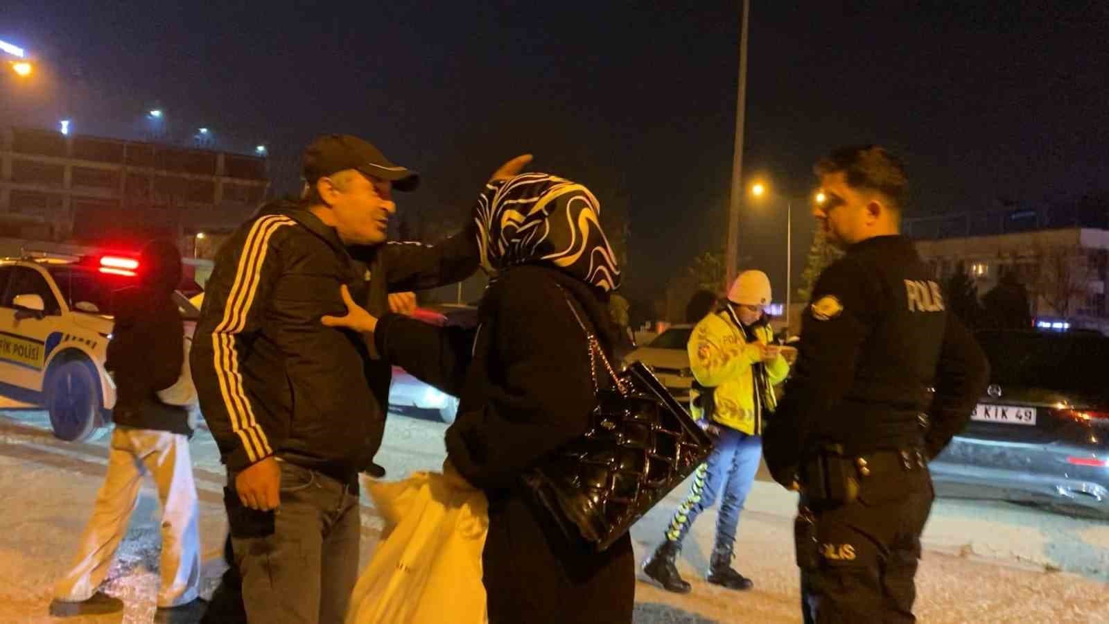 Babası kaputun üstünde oturup polise direndi… Yüksek sesle seyreden sürücünün aracı trafikten men edildi