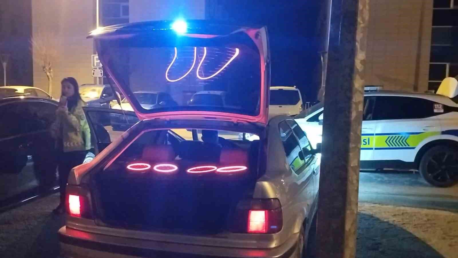 Babası kaputun üstünde oturup polise direndi… Yüksek sesle seyreden sürücünün aracı trafikten men edildi