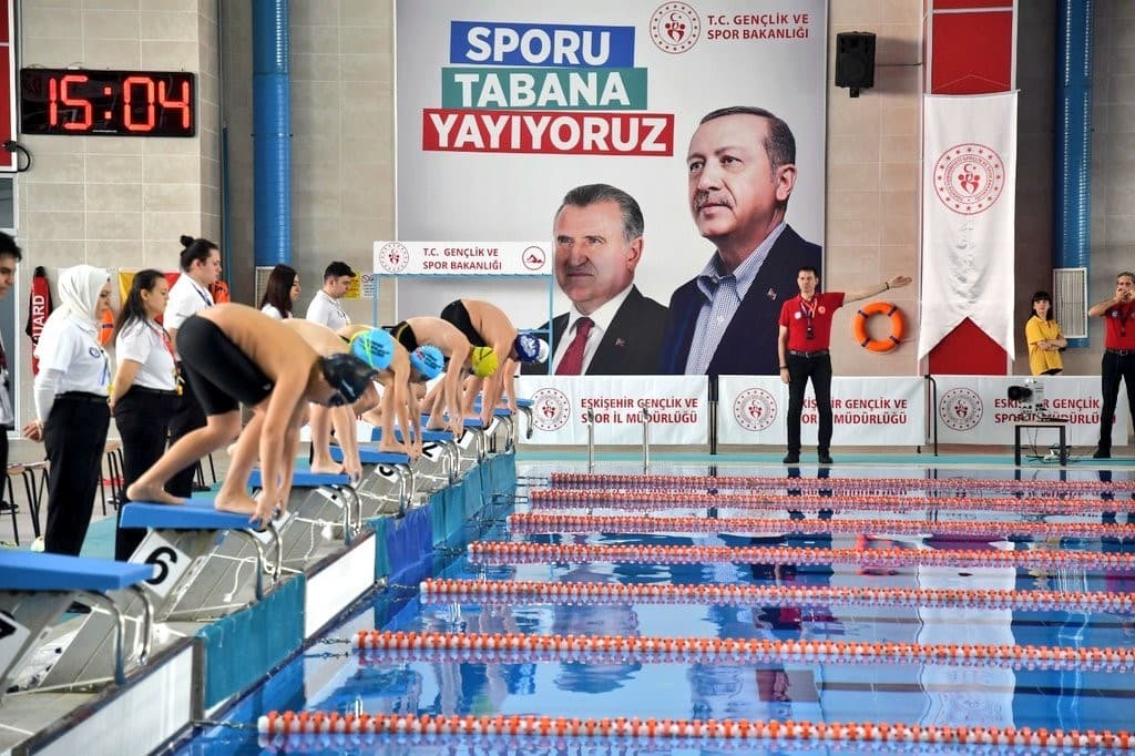Eskişehir’de yüzme müsabakaları başladı