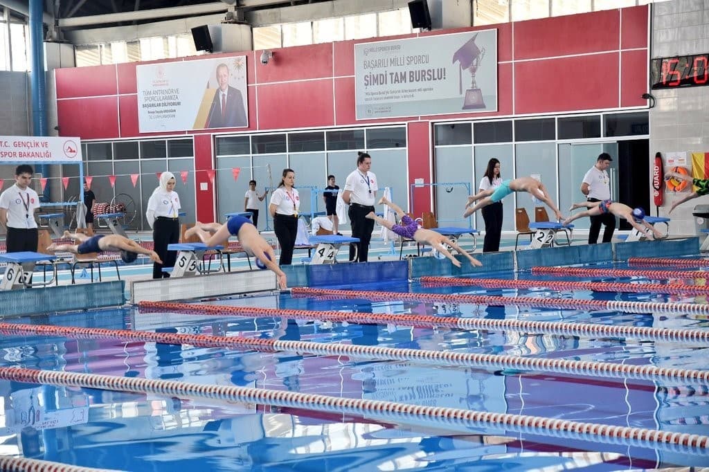 Eskişehir’de yüzme müsabakaları başladı