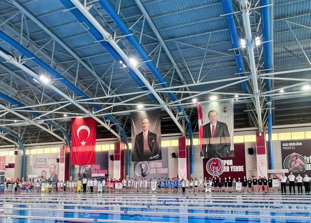 Eskişehir’de yüzme müsabakaları başladı