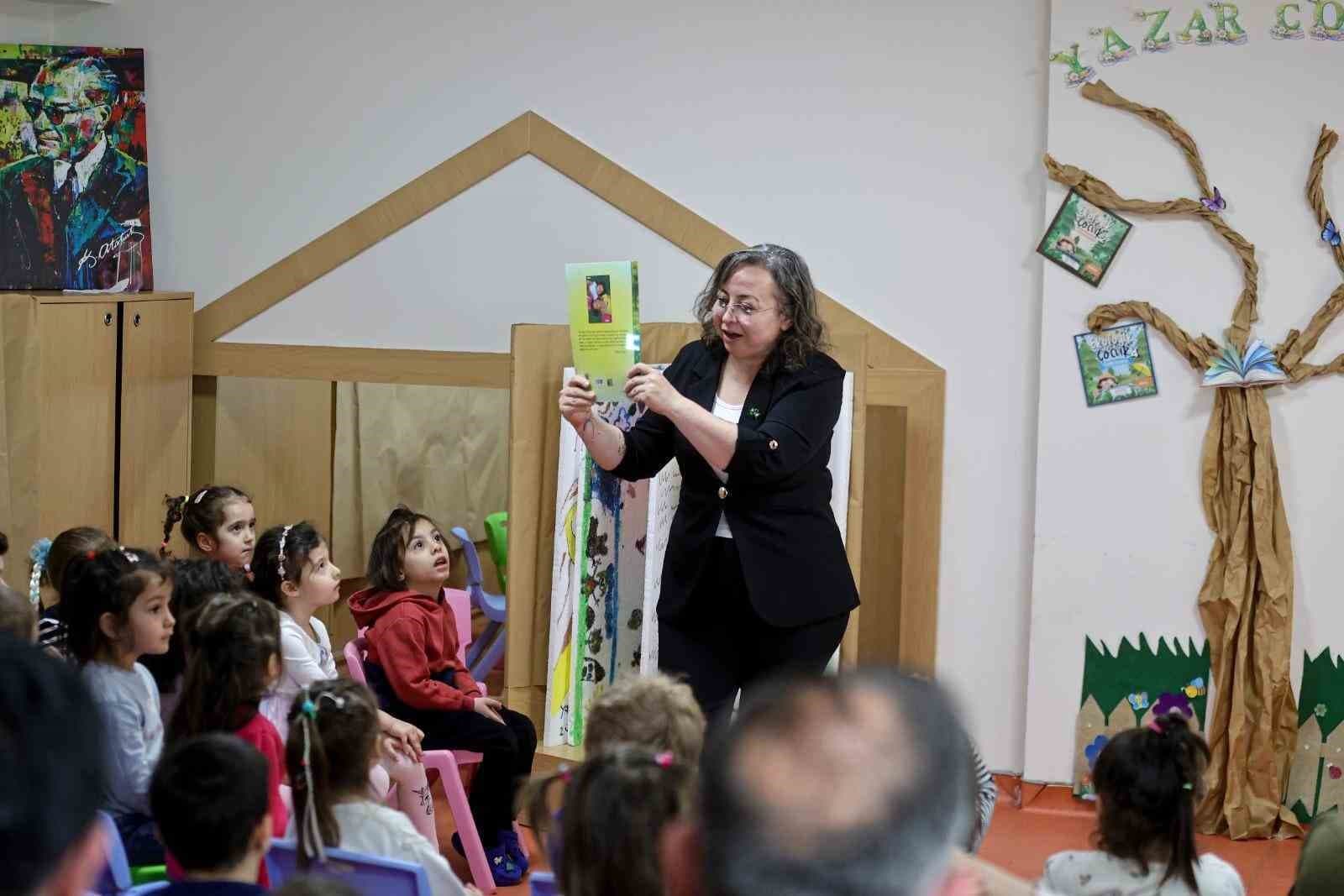 İzmir depreminin sembol ismi Ayda ve evlatlarını kaybeden anne, çocuklara depremi anlattı