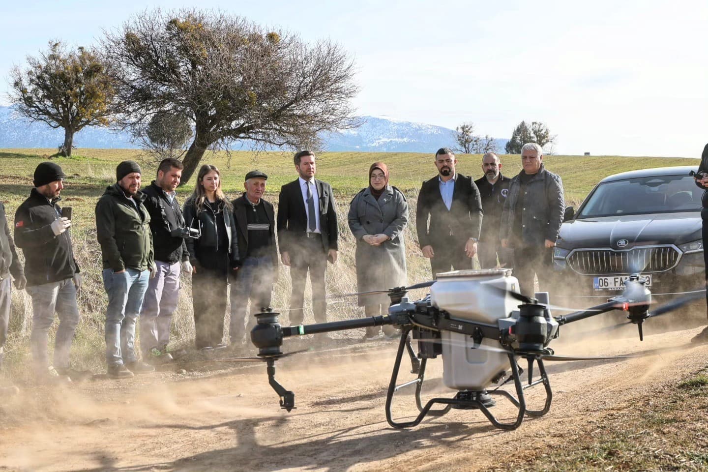 Tavas Belediyesinden çiftçiye dronlu gübreleme desteği