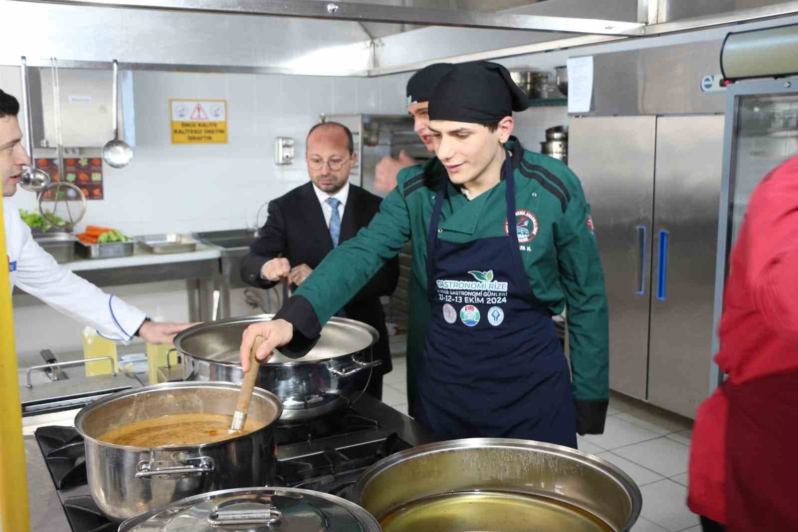 İftar hazırlığı yapamayan muhtaç ailelerin iftarı lise öğrencilerinden