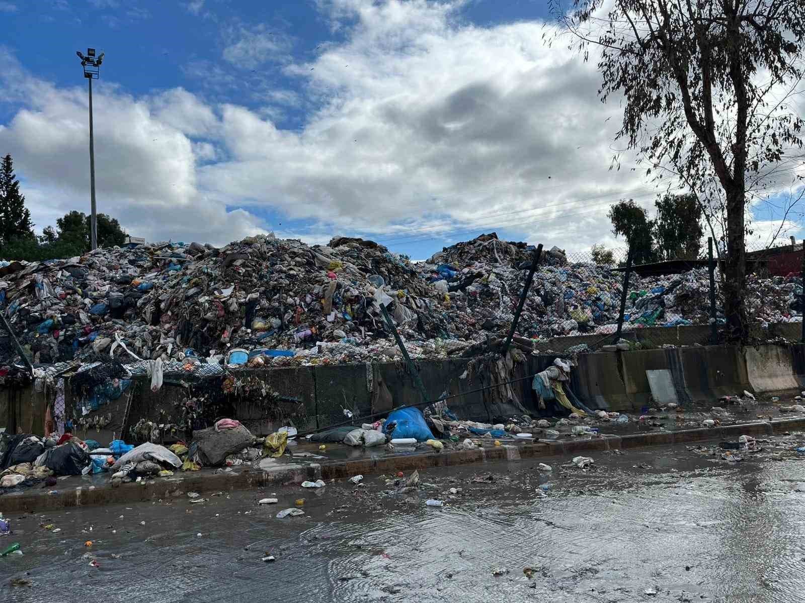 Buca’da çöp krizi: Belediye işçileri bu kez ’Nefes alamıyoruz’ diyerek eylem başlattı